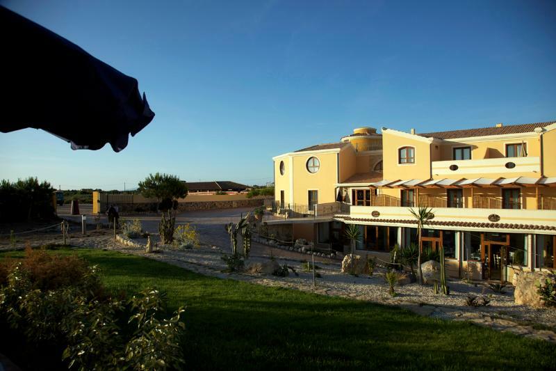 Hotel Raffael Phg Putzu Idu Exterior photo